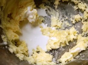 分次加入40克淡奶油，每加一次都要完全打发进去再添加第二次
