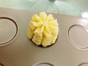 我用的定制曲奇花嘴，只需要垂直就能挤出美美的小花啦