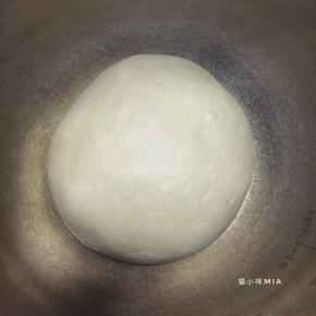 后油法将面团揉至扩展阶段，揉好的面团加盖保鲜膜，密封进行基础发酵