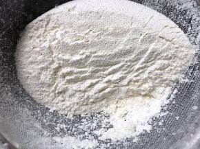 筛入混合好的粉类