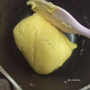 离火后，再继续打圈搅拌至顺滑一点