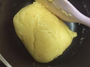 离火后，再继续打圈搅拌至顺滑一点