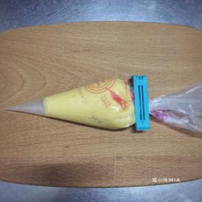 然后将面糊装入裱花袋备用