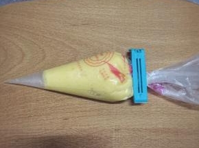 然后将面糊装入裱花袋备用