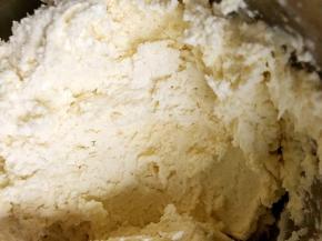 从下往上翻拌至无面粉颗粒