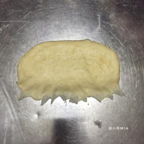 松弛好的面团擀开，如图般压平下边，方便收口