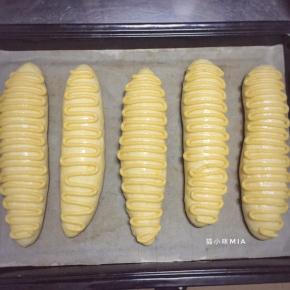 在表面挤上装饰面糊，烤箱175度预热，中层烘焙20分钟