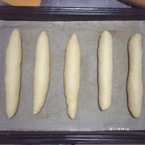 重复动作完成所有的面团，放在烤盘上进行二次发酵