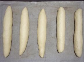 重复动作完成所有的面团，放在烤盘上进行二次发酵