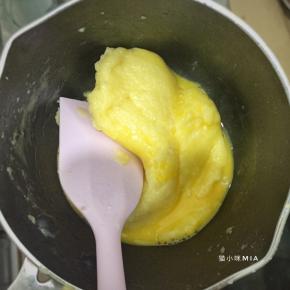 然后分2次倒入全蛋液，搅拌至蛋液略凝固