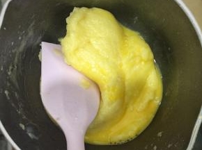 然后分2次倒入全蛋液，搅拌至蛋液略凝固