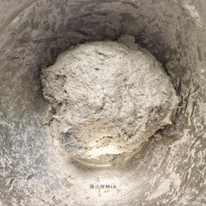将中种材料全部混合，揉成团即可，不用过度揉拌，进行一次发酵发至表面发平，粗糙，约3倍左右大小，用手把面团拔开，里面有清楚的蜂巢状态
