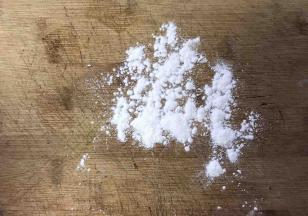 案板上撒少许干粉