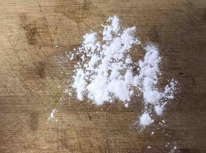 案板上撒少许干粉