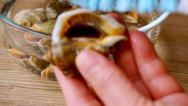 用刷子刷洗干净海螺