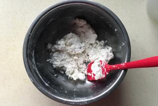 用刮刀搅拌均匀至无干粉