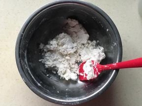 用刮刀搅拌均匀至无干粉