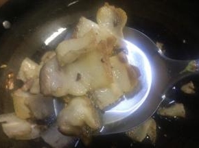 炒出五花肉呈微透明，起卷，出油