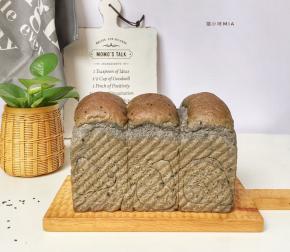 放入已预热的烤箱中下层180度烘焙45分钟，上色及时加盖锡纸