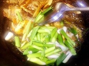 放入蒜苗的径先炒至六七成熟