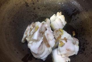 锅里加入少许食用油