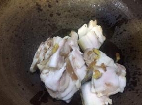 锅里加入少许食用油