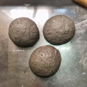 发酵好的面团平均分为3份，揉圆松弛10分钟