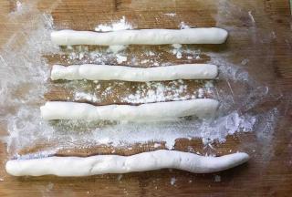 把面团搓成长条