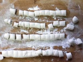 用刀切成段