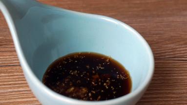 加入米醋，略搅拌均匀