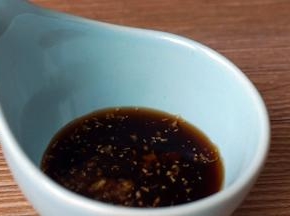 加入米醋，略搅拌均匀