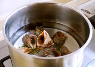 加入清洗干净的海螺，加盖中火煮开二分钟
