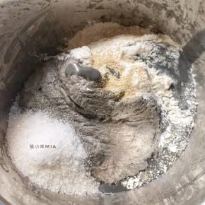 将发好的中种材料加入主面团材料，搅拌均匀后揉至完全阶段