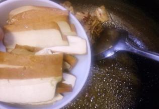 肉推一边放入豆腐干炒