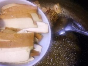 肉推一边放入豆腐干炒