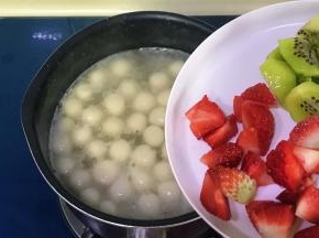 倒入水果粒