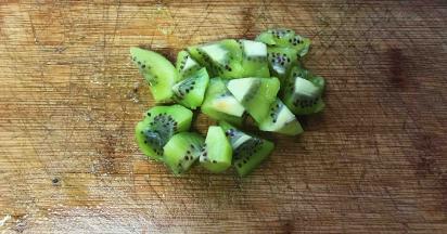 奇异果去皮切成小丁