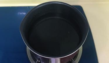 锅里倒入适量清水