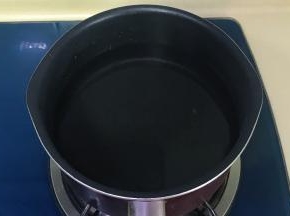 锅里倒入适量清水