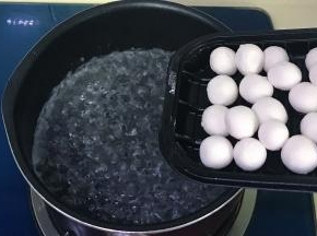 水煮开后放入小元子