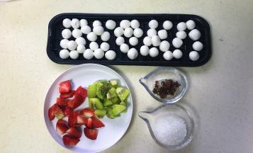 准备好所有食材开始动手煮了