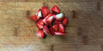 草莓洗净切成小丁