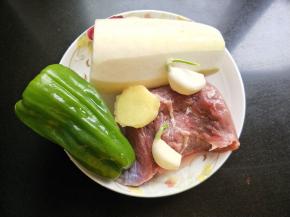 准备食材 ，洗净备用。