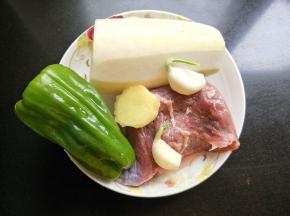 准备食材 ，洗净备用。