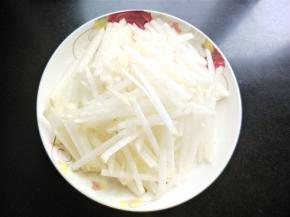 萝卜切片后再切丝。