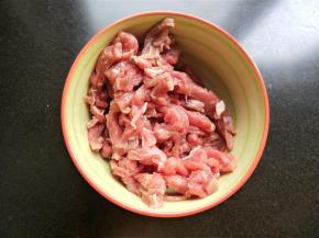 牛肉切丝。