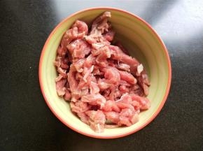牛肉切丝。