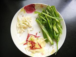 青椒，生姜，大蒜，干辣椒切丝。