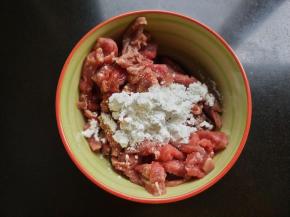 牛肉放料酒，生抽，淀粉拌匀。