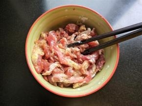 再放一勺食用油拌匀，腌制10分钟以上。